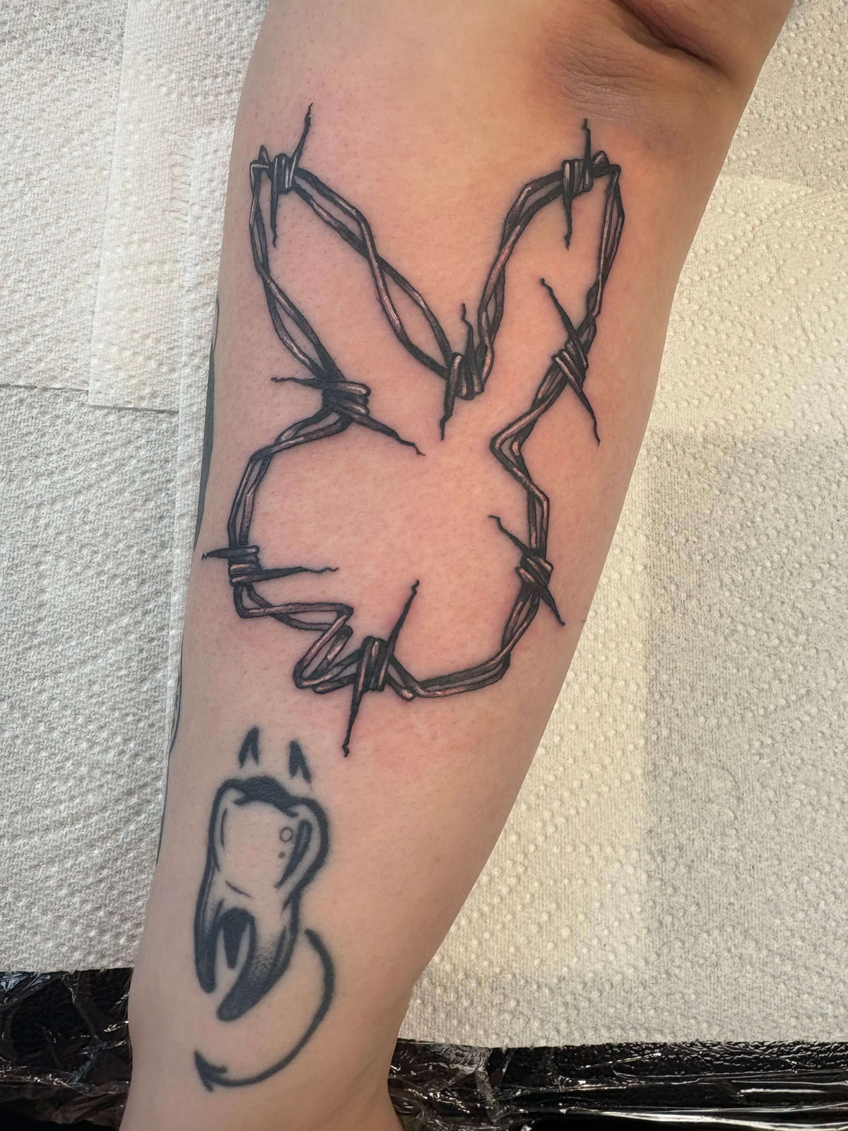 barbed wire blackwork playboy tattoo
delboitattoos